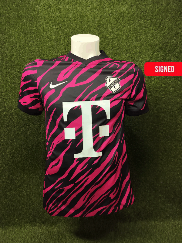 Signed FC Utrecht – Bas Dost 28